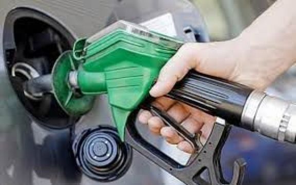El Gobierno oficializó la postergación del aumento en el impuesto a los combustibles