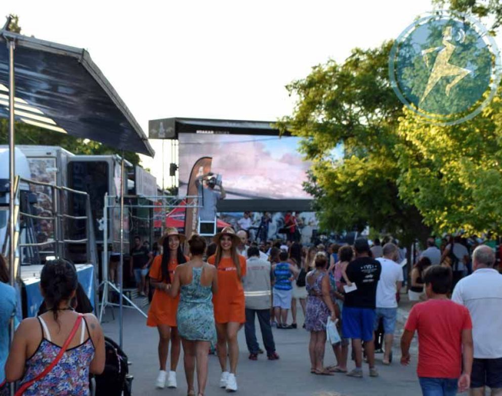 Ya se vive el Dakar en Merlo, cientos de personas copan la feria