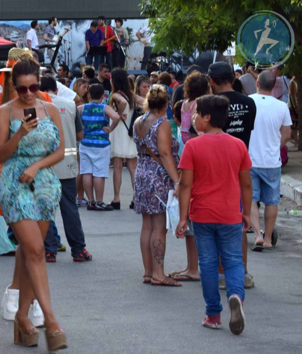 Ya se vive el Dakar en Merlo, cientos de personas copan la feria