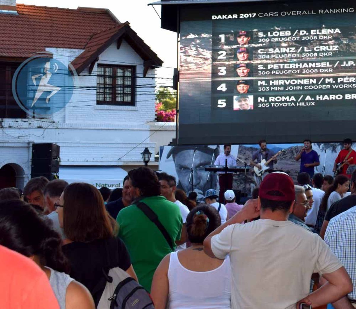 Ya se vive el Dakar en Merlo, cientos de personas copan la feria