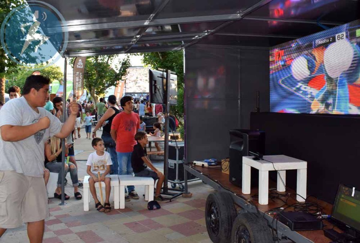 Ya se vive el Dakar en Merlo, cientos de personas copan la feria