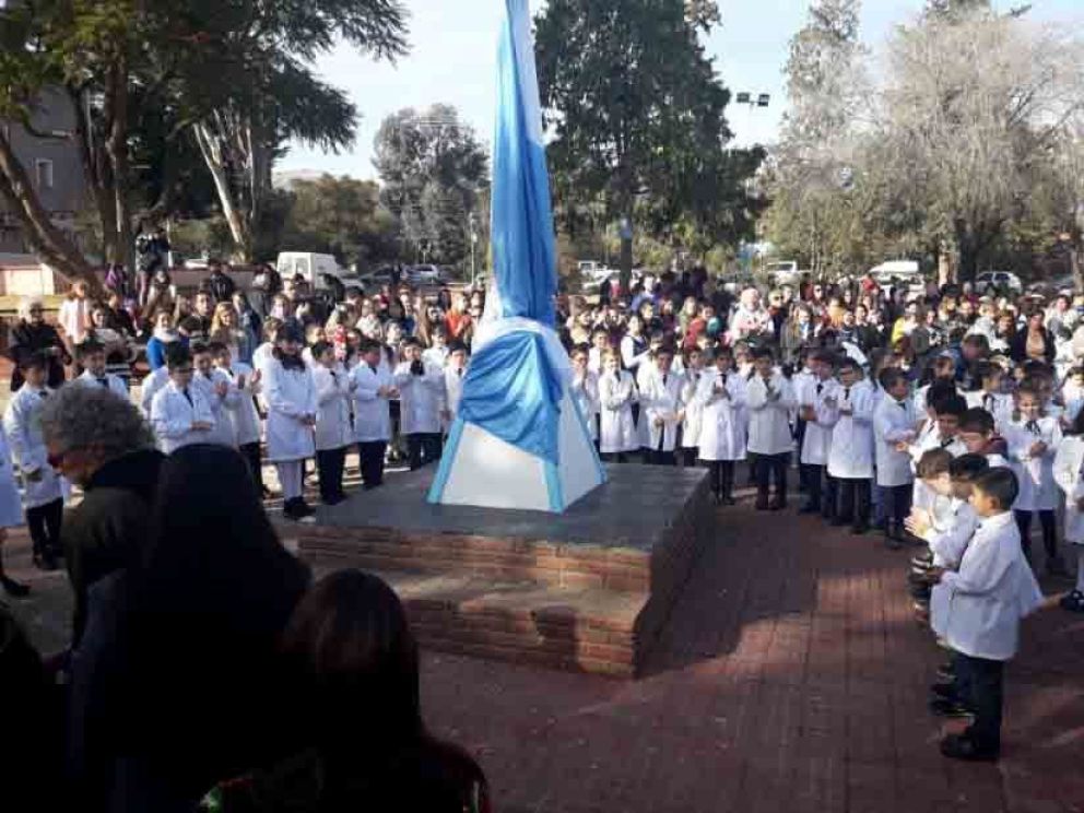 65 alumnos de cuarto grado prometieron lealtad a la Bandera Argentina ...