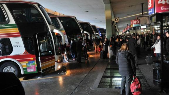 El Gobierno eliminó subsidios por pasajes gratuitos en micros de larga distancia
