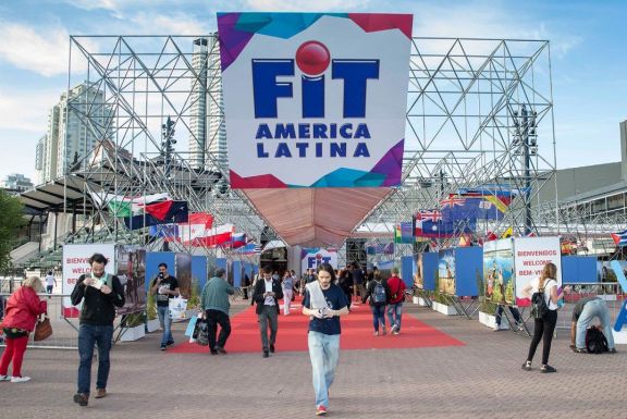 Convocan a prestadores de Merlo a enviar promociones para la FIT 2026