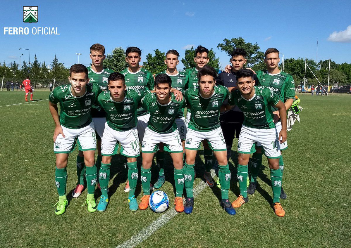 Ferro Carril Oeste realizo prueba de jugadores en el Club Social