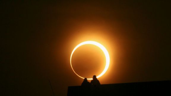 Eclipse anular de Sol en Libra: ¿Qué parte de mí intento controlar a través del otro?