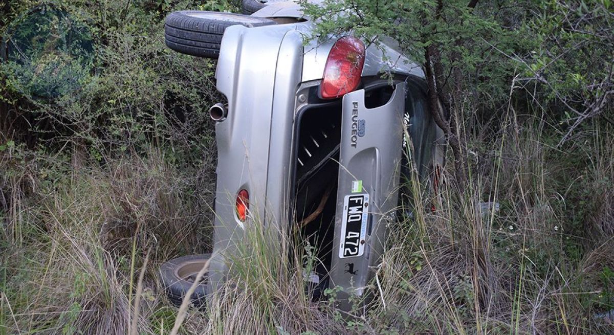 Milagro: se quedaron sin frenos y cayeron al vacío con su auto en el camino al Filo