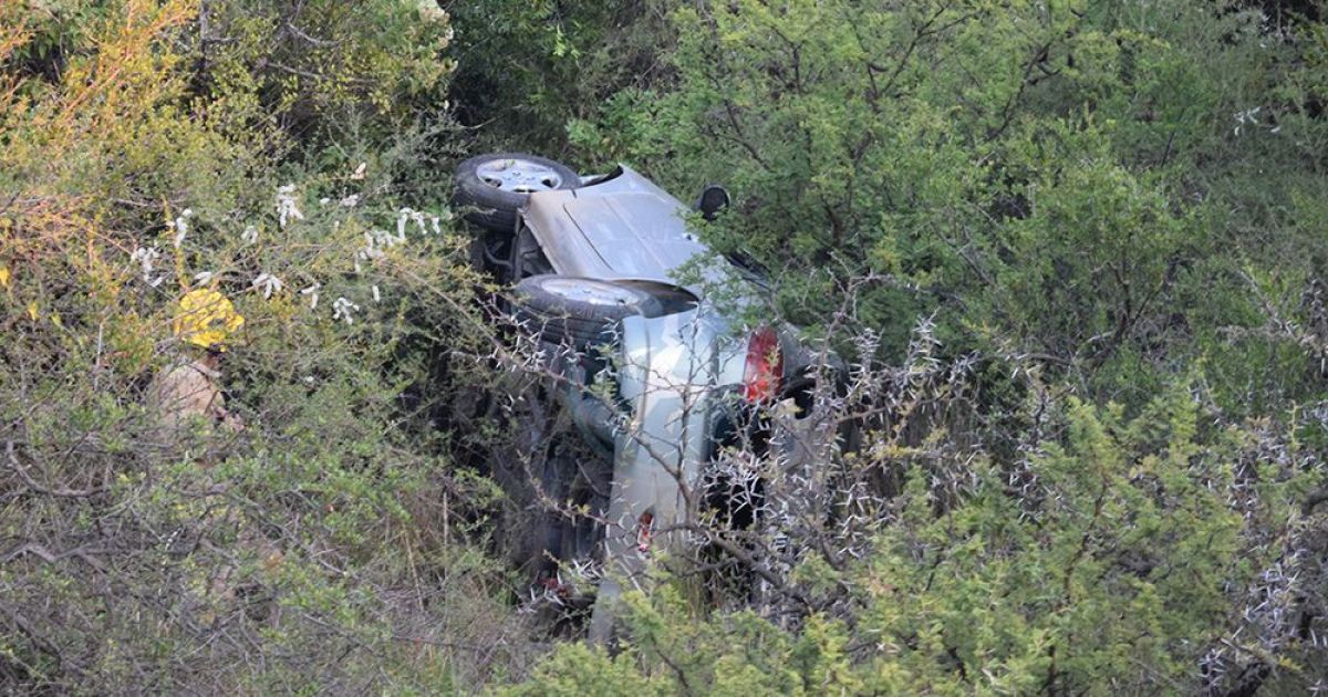 Milagro: se quedaron sin frenos y cayeron al vacío con su auto en el camino al Filo