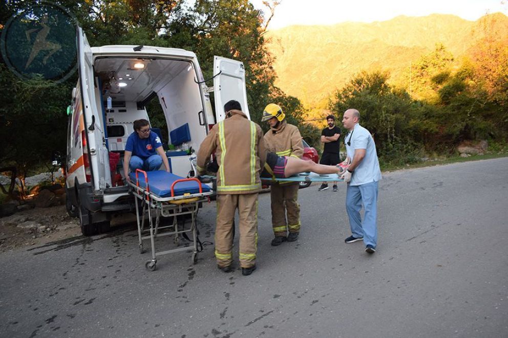 Milagro: se quedaron sin frenos y cayeron al vacío con su auto en el camino al Filo