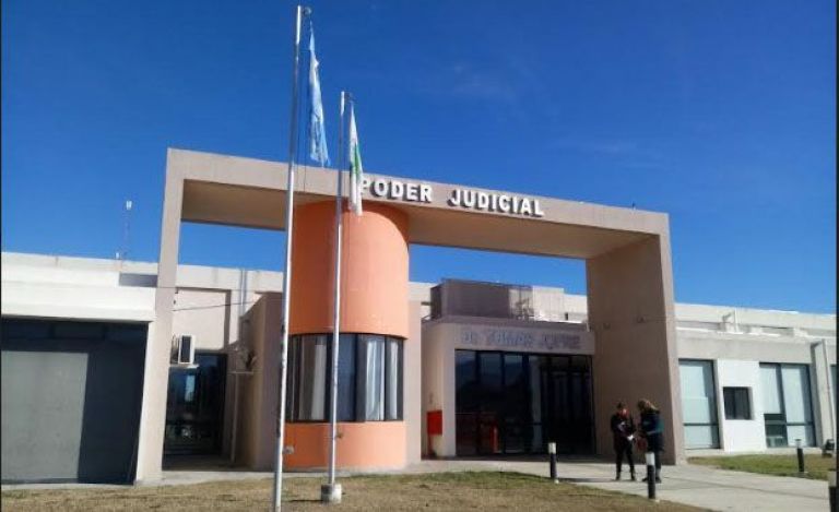 Solicitaron seis años de prisión para un hombre que incumplió una restricción de acercamiento, amenazó con un arma de fuego y golpeó a su ex pareja