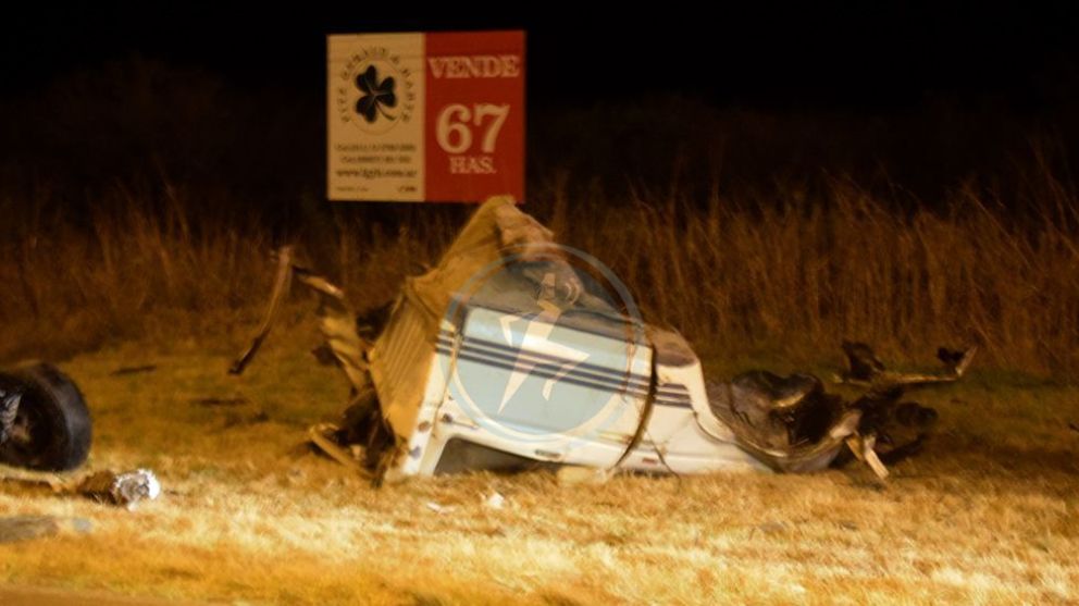 Grave accidente en el ingreso a Merlo: chocó con un poste y partió su camioneta en dos