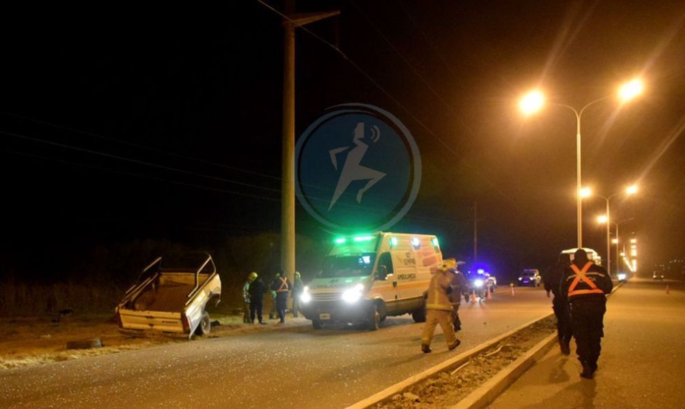 Grave accidente en el ingreso a Merlo: chocó con un poste y partió su camioneta en dos