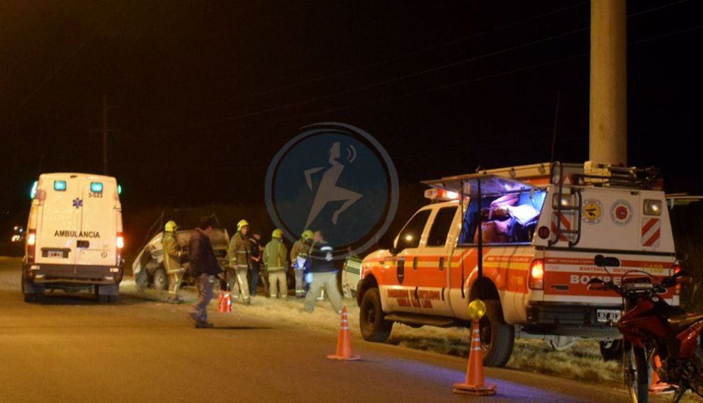 Grave accidente en el ingreso a Merlo: chocó con un poste y partió su camioneta en dos