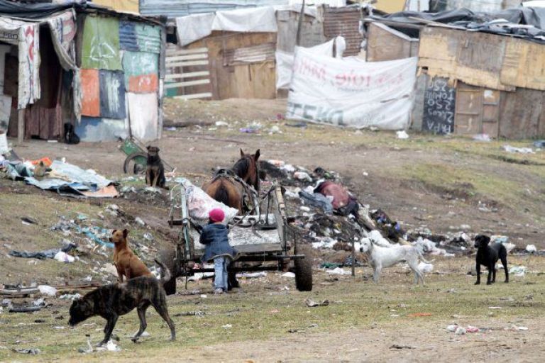 La pobreza aumentó y afecta al 39,2% de la población, según el INDEC