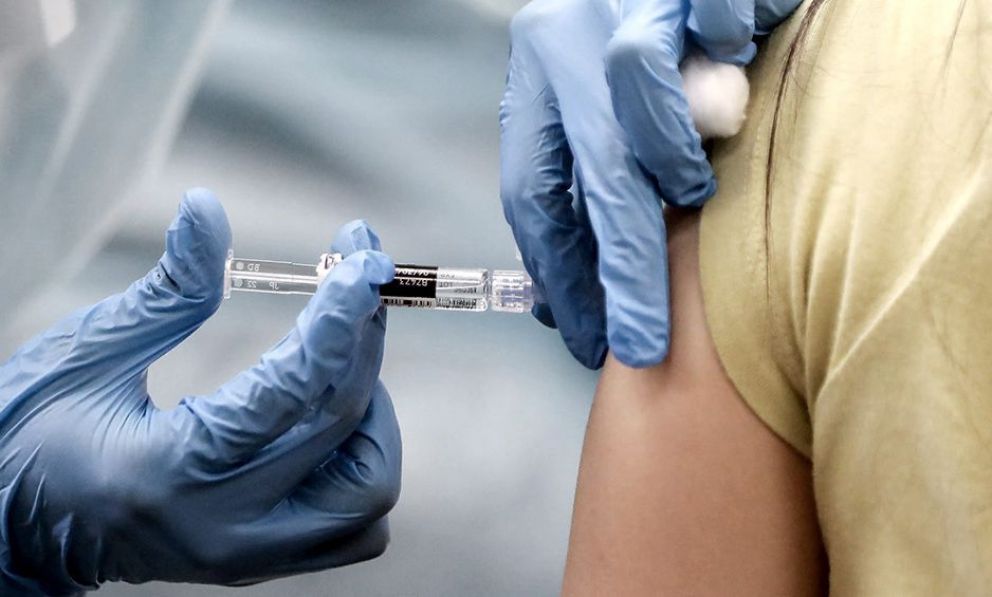 Recomiendan reforzar la vacunación contra el Covid-19 por el aumento de casos