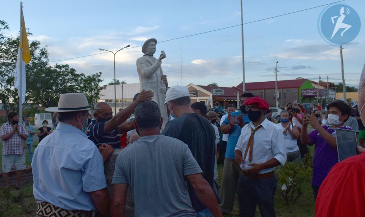 Emotiva llegada de una imagen del cura Brochero a Villa de Merlo