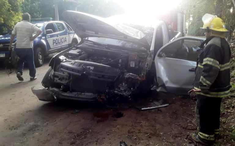 Perdió el control de su camioneta y chocó contra un árbol | El Corredor ...