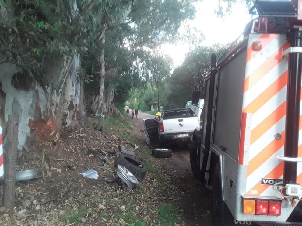 Perdió el control de su camioneta y chocó contra un árbol | El Corredor ...