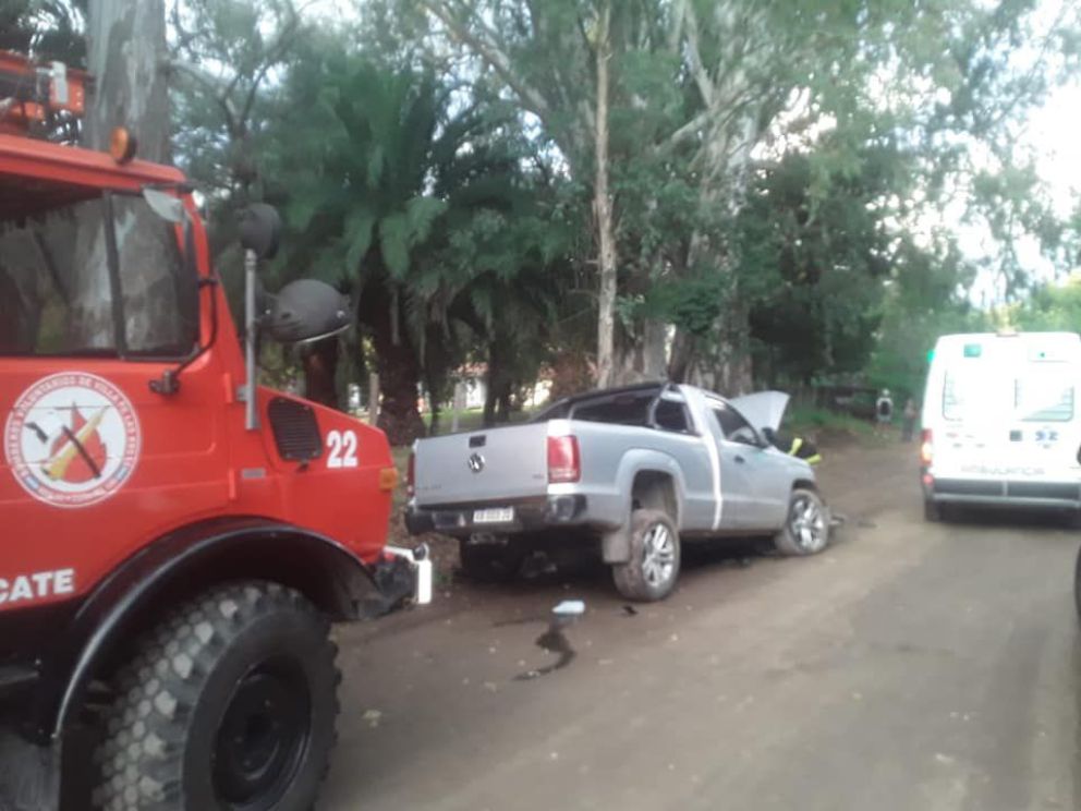 Perdió el control de su camioneta y chocó contra un árbol | El Corredor ...