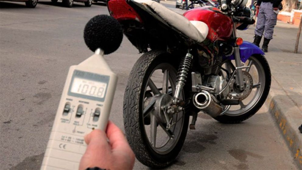 Motos y autos con escapes libres, un problema diario que no encuentra solución