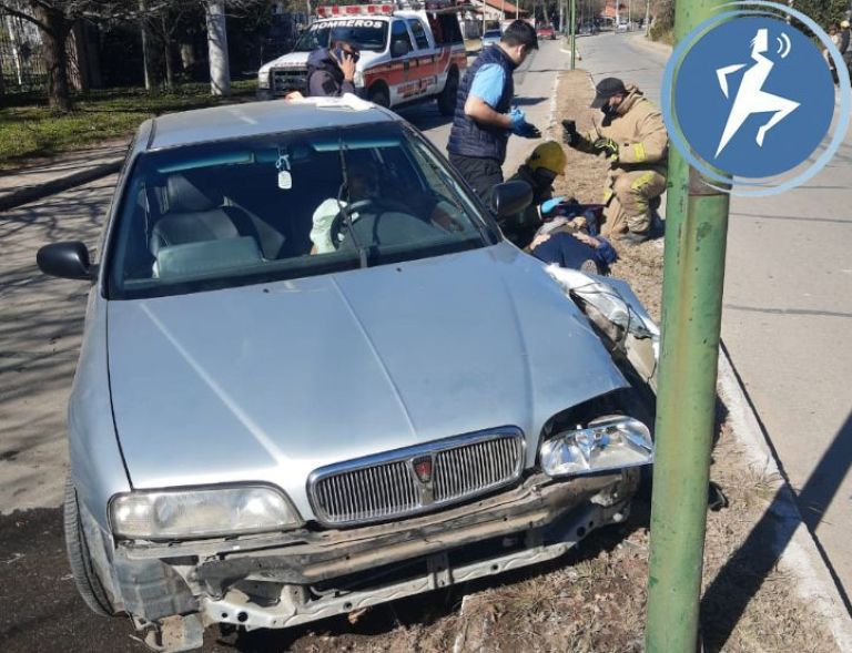 Perdió el control de su auto y chocó contra un poste de luz | El ...