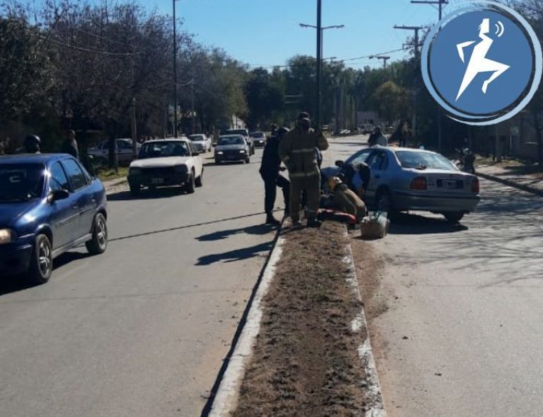 Perdió el control de su auto y chocó contra un poste de luz | El ...