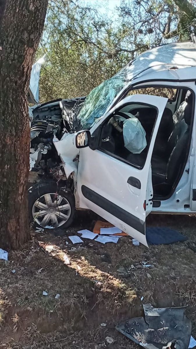 Perdió el control de su auto y chocó contra un árbol | El Corredor ...