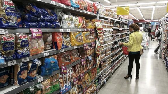 El consumo ya está afectado por la inflación: caen las ventas minoristas por segundo mes consecutivo