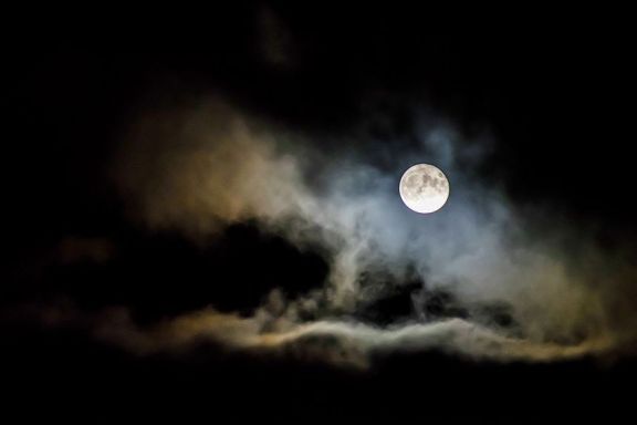 Luna llena en Acuario: en las sombras yacen nuestras heridas, pero también los dones que nos hacen únicos