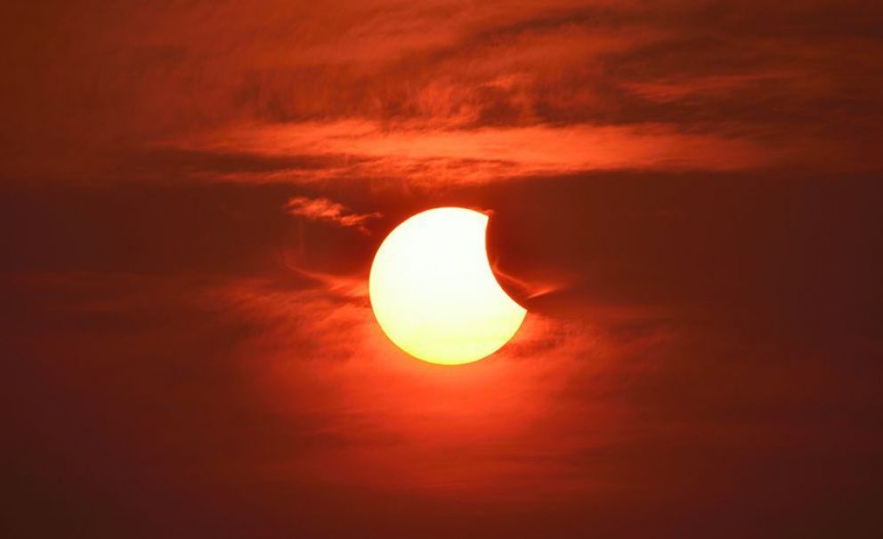 Eclipse de Sol y Luna Nueva en Aries: La Sombra se pone en juego en el Universo